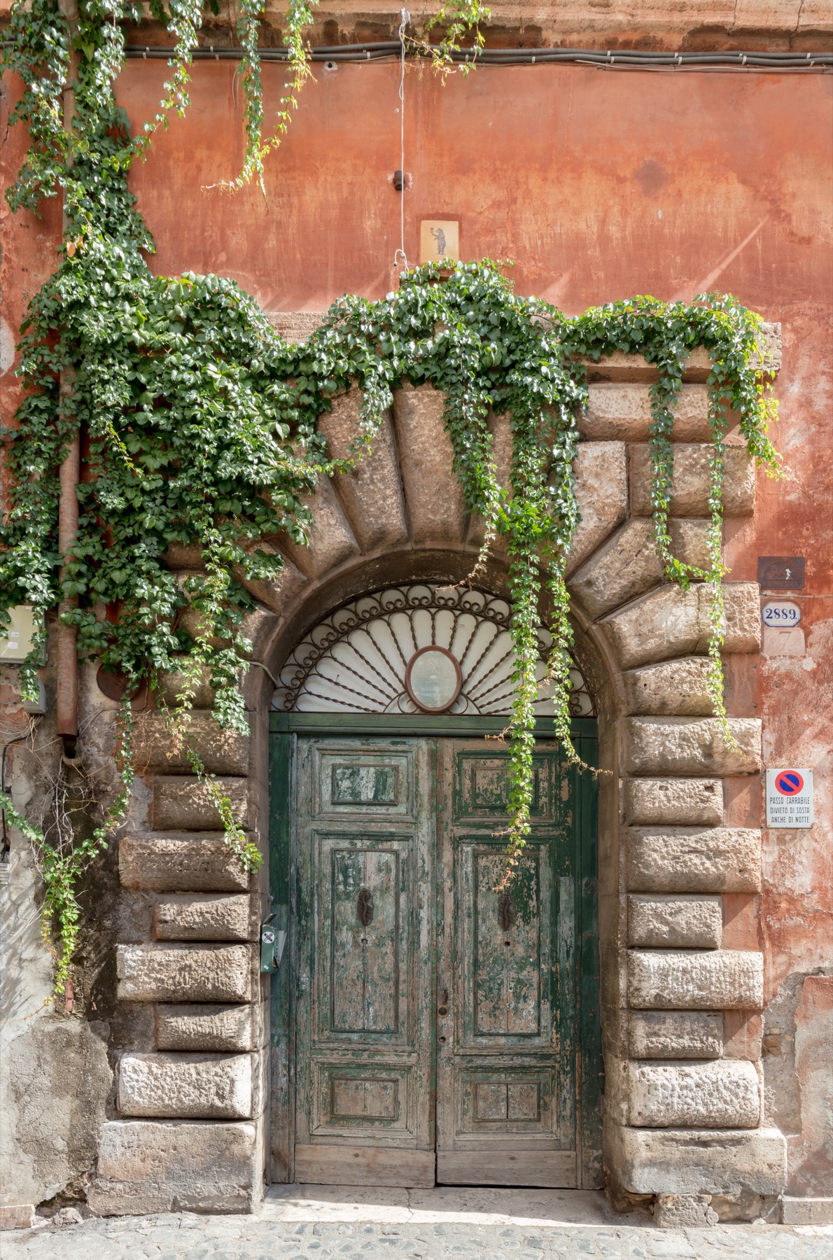 Portale in pietra con edera, Roma