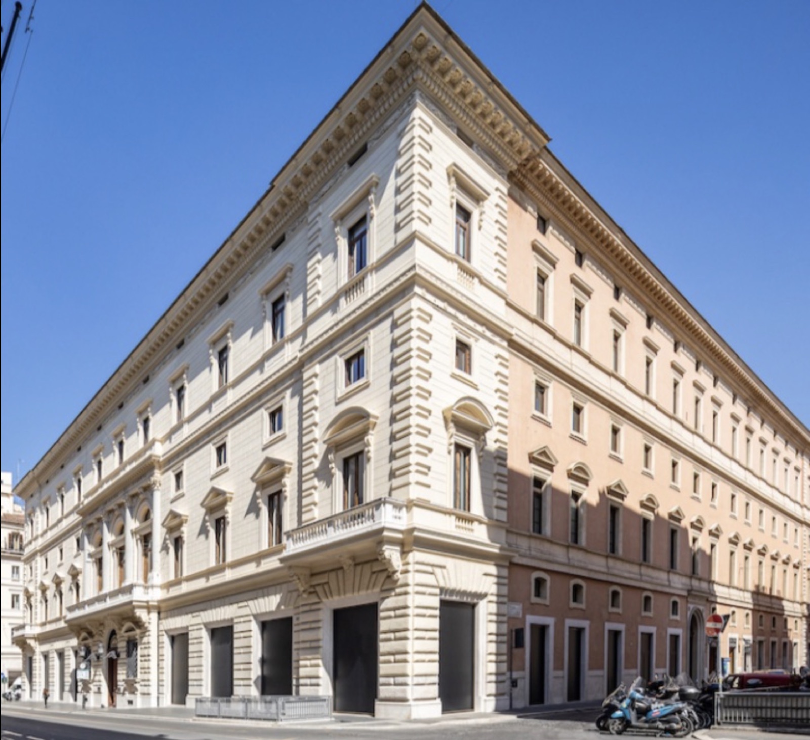 Palazzo Marignoli, Via del Corso Roma