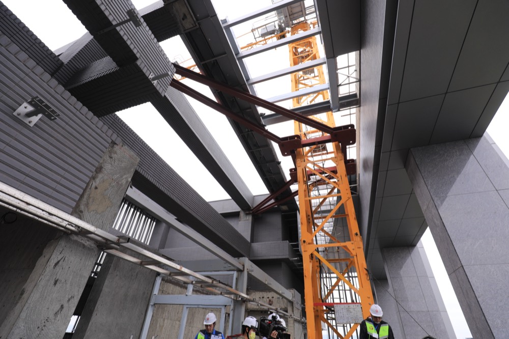 Cantiere con gru a torre e strutture in acciaio