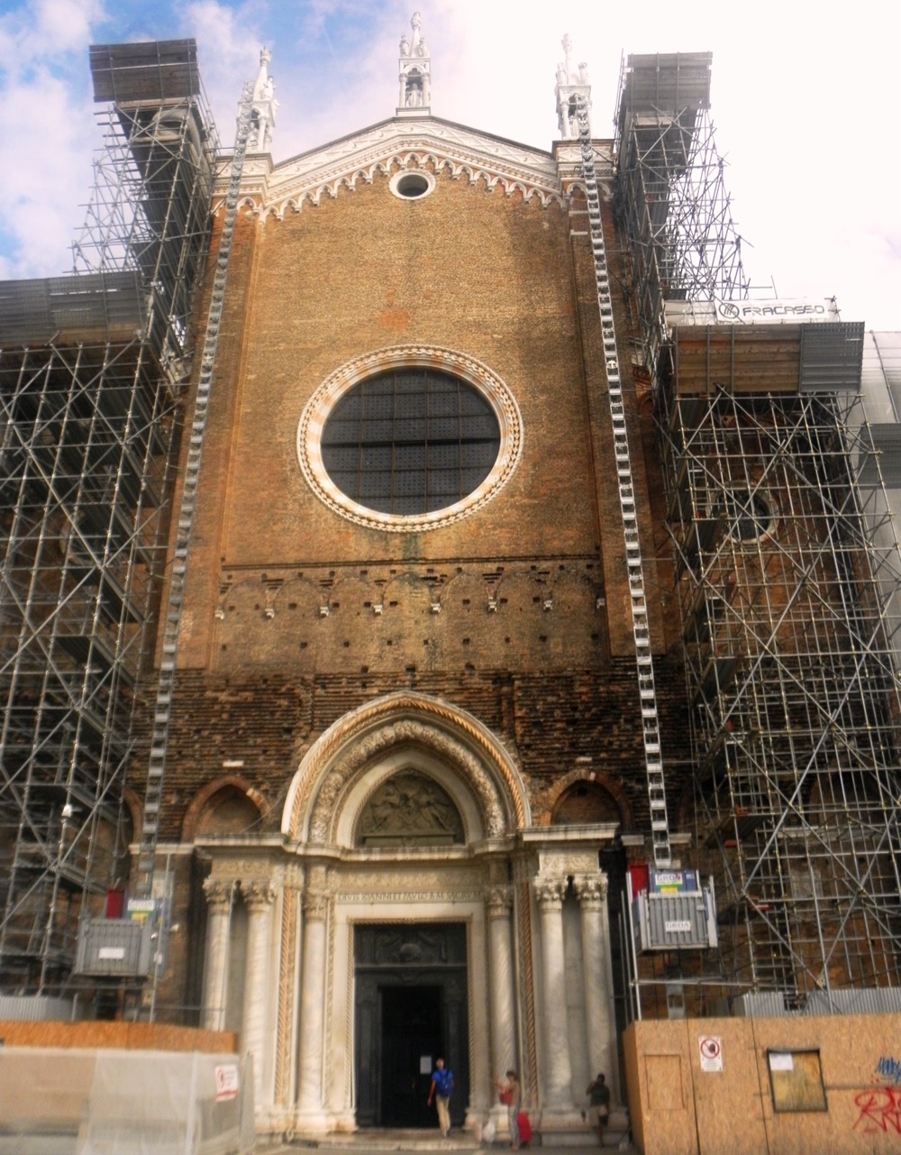 Facciata storica con ponteggi durante il restauro