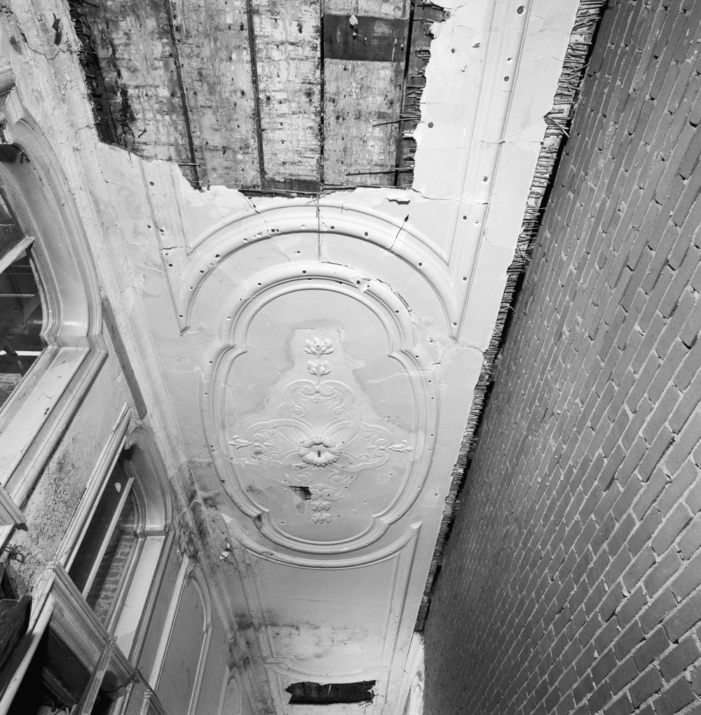 Soffitto a stucchi d'epoca durante il restauro